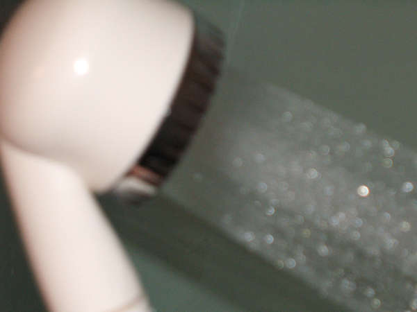 宝石シャワーの水流をデジカメで撮影したところ・・・